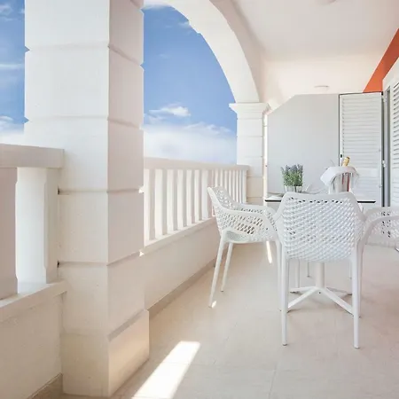 Art Apartment *